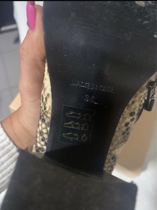 Botas de cano pelo tornozelo marca Foreva tamanho 36