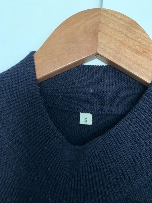 Camisola de lã azul escura