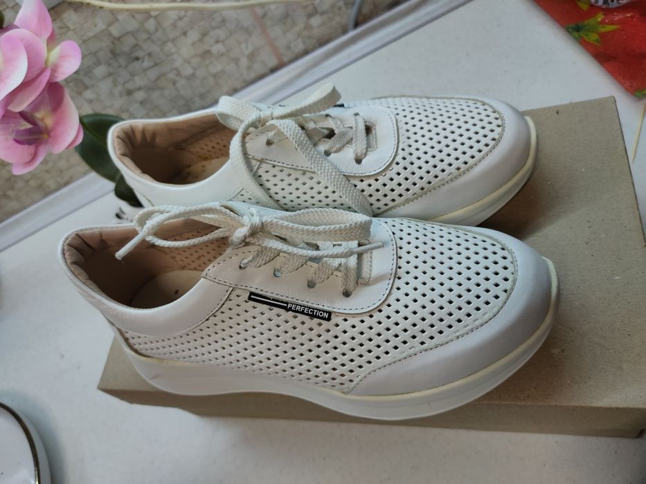 Продам кожаные кроссовки 37 размер . Обувались 1 раз.