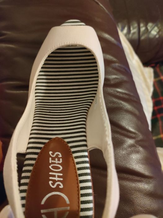 Sandálias da GUESS  tamanho 37