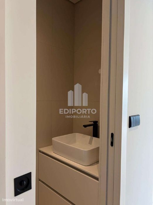 Exclusivo T1 com Varanda de 28m² e Arquitetura de Autor – S. Cosme, Go