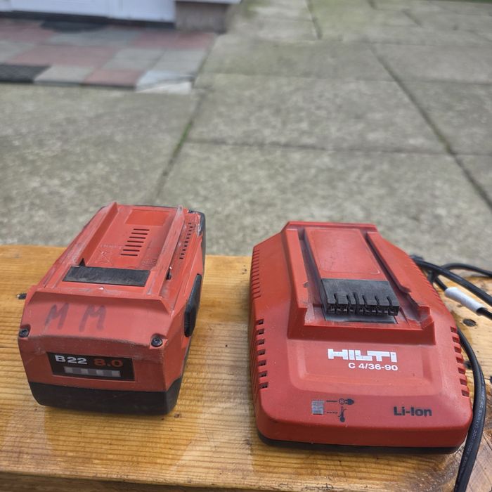 Зарядний пристрій та акумулятор Hilti.