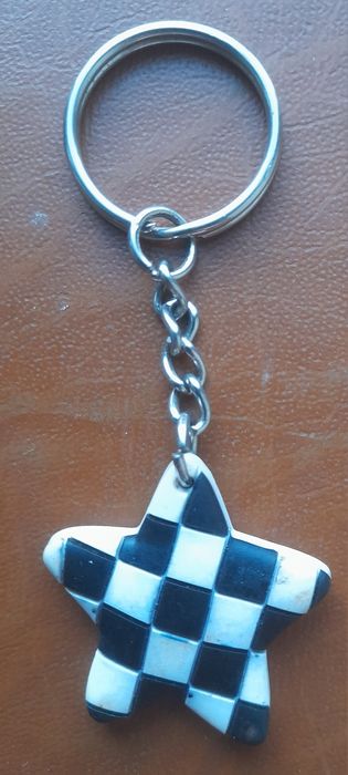 Breloczek nieforemna gwiazda z szachownicą.