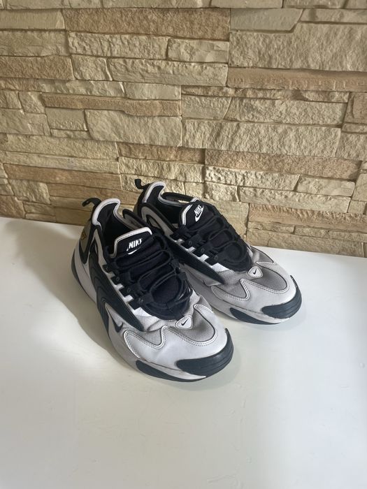 Кросівки adidas.