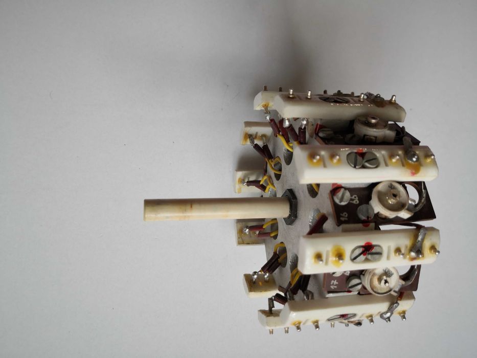 Stary przełącznik ceramiczny- radiostacja