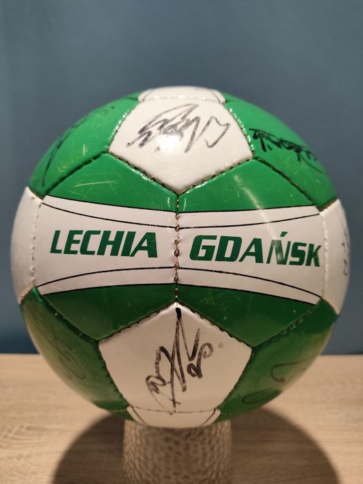 Piłka z podpisami drużyny Lechi Gdańsk