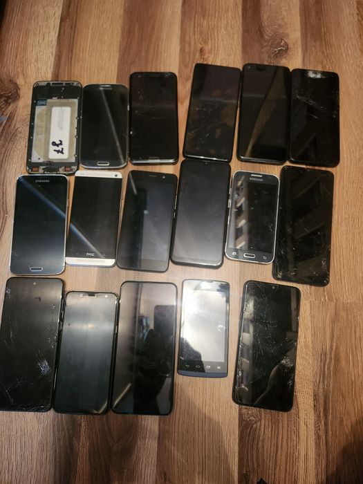 Zestaw uszkodzonych telefonow