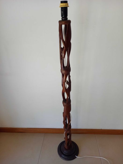 Candeeiro pé alto em madeira esculpida