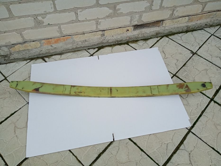 Запчасти к автомобилям продам бэушную переднюю рессору в скобках лыжа