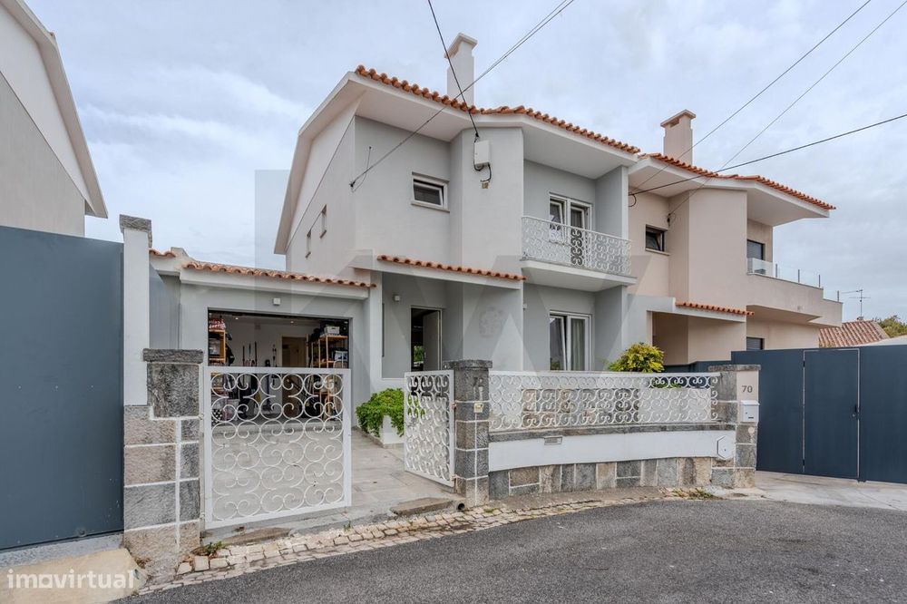 Moradia T3 Remodelada com Jardim, Terraço e Garagem em São Domingos de