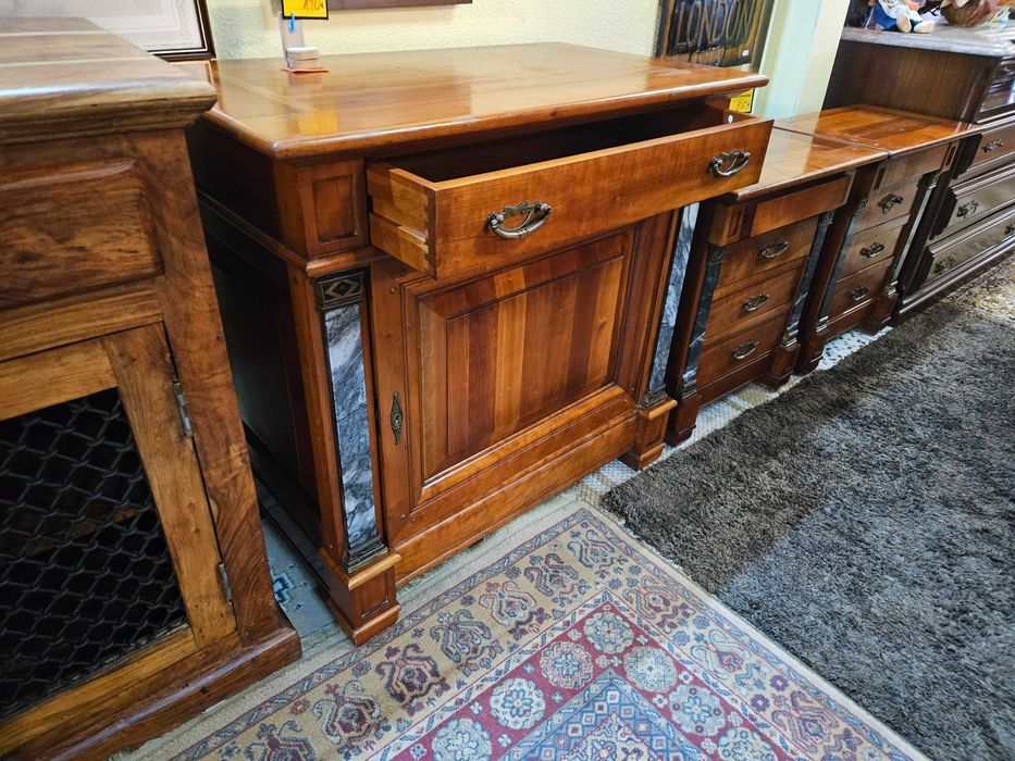 Móvel em madeira maciça com acabamento em pedra - Bom estado geral