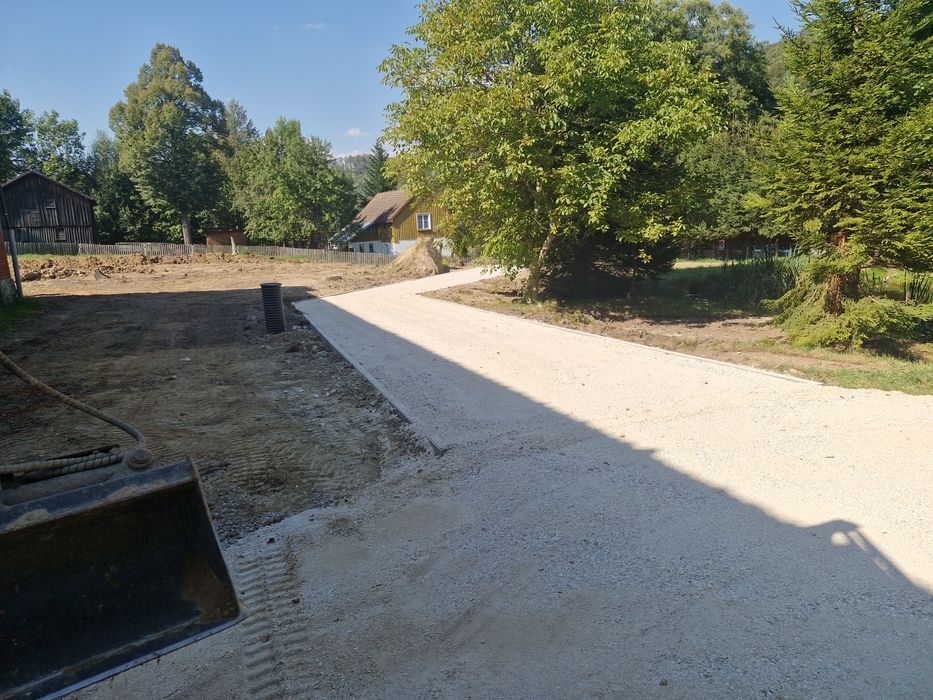 Roboty ziemne prace ziemne Drenaże Budowa dróg Niwelacje teren koparka