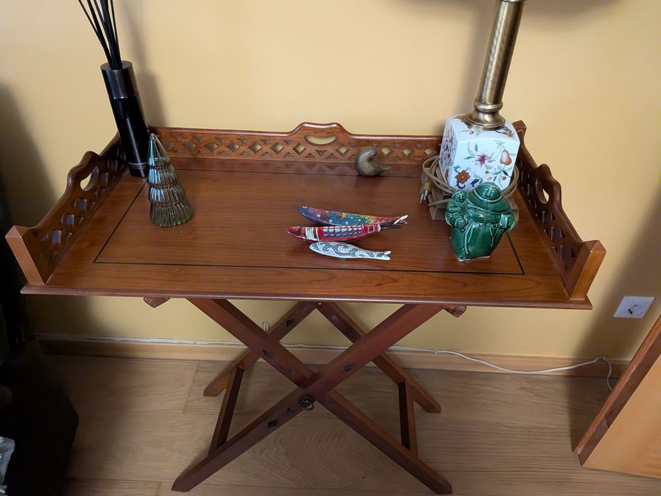 Mesa-tabuleiro em cerejeira com embutidos em trabalhados