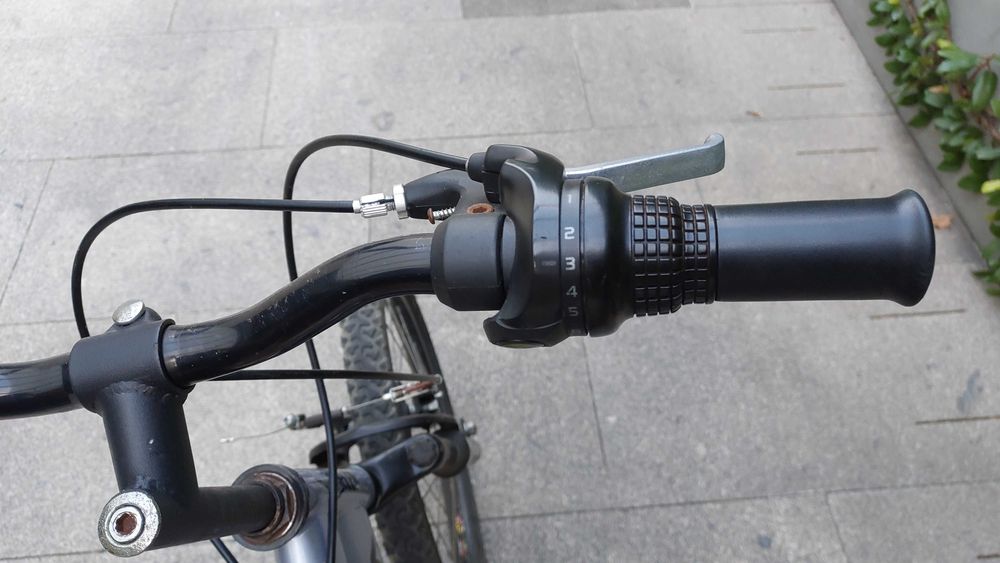 Bicicleta com suspensão e 6 mudanças