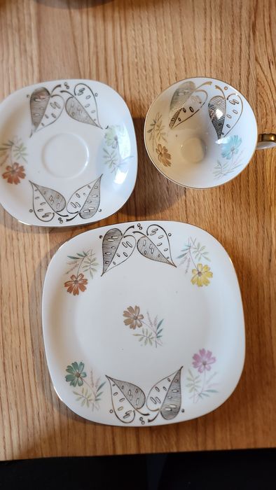 Porcelana , filiżanka + 2 talerzyki