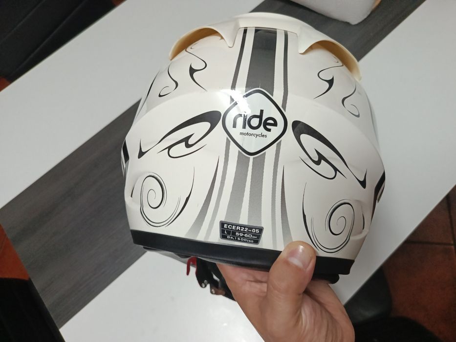 Capacete impecável