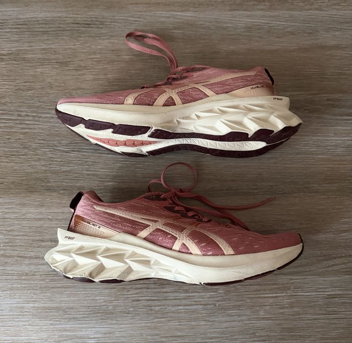 Кроссовки  asics Novablast 2 p 40.5 оригинал