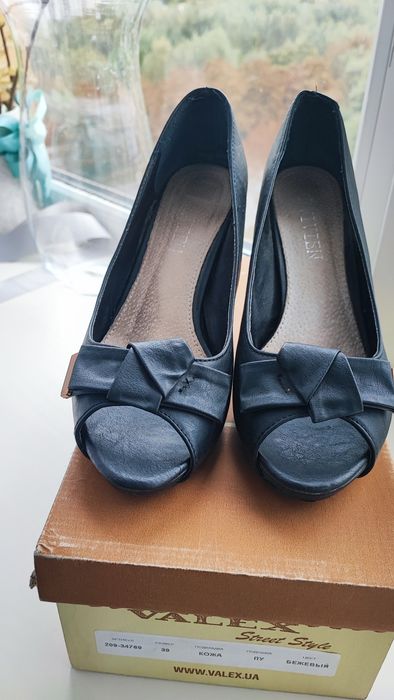 Жіночі чорні шкіряні туфлі