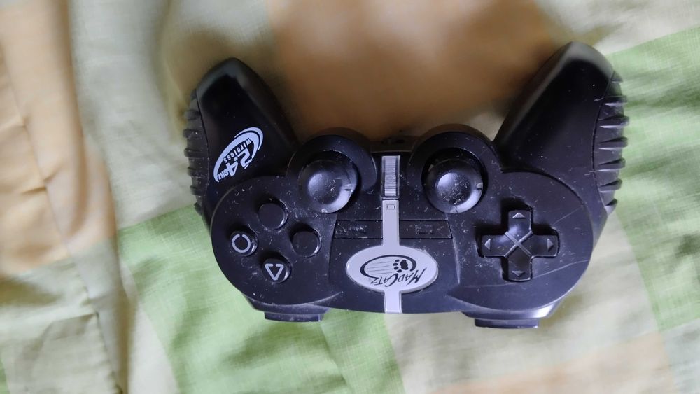 PlayStation 2 com dois jogos clássicos e dois comandos