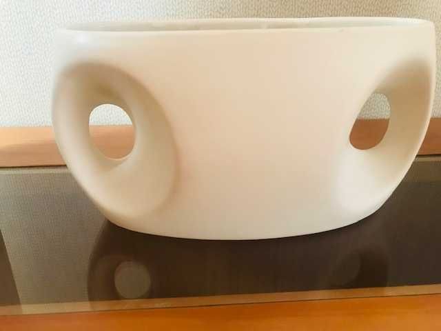 Various ceramic decorative pieces64750648697859123