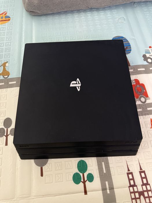 PS4 Pro 1TB + 1 Comando + GTA V + FIFA 17 + Uncharted 4