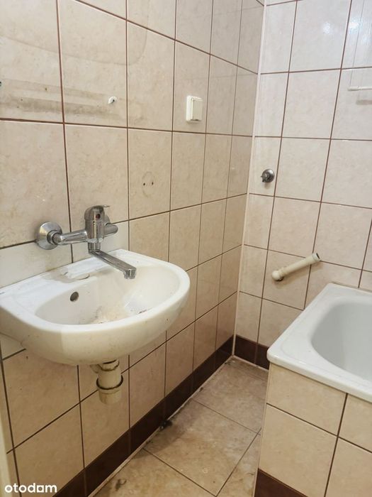 OSIEDLE PIASTOWSKIE ! Do remontu , kawalerka z balkonem , zielono