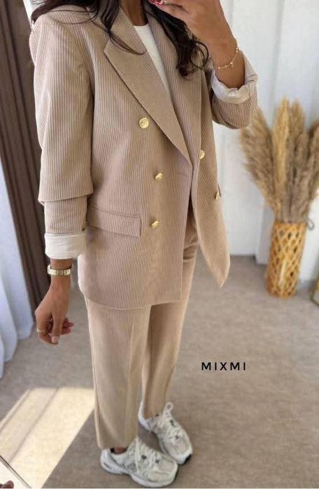 Новий костюмчик беж