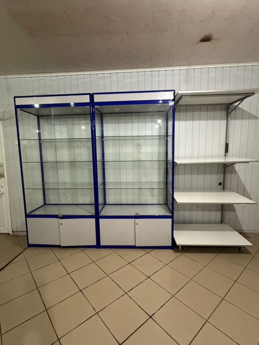 Стелажі та вітрини зі склом.