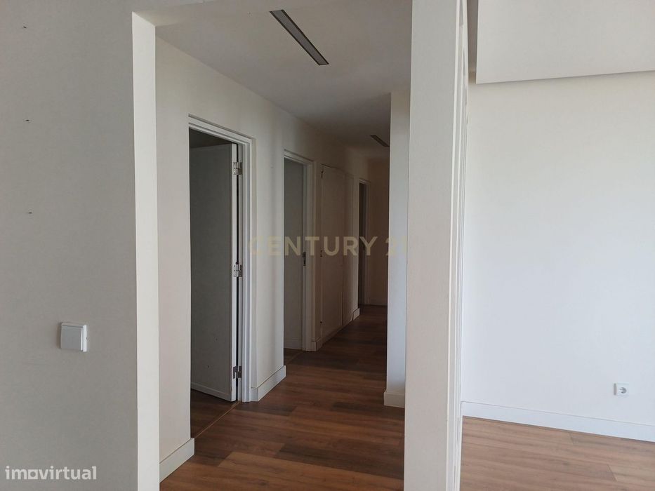 Apartamento T4 remodelado e com varandas frente ao Spacio Shopping dos