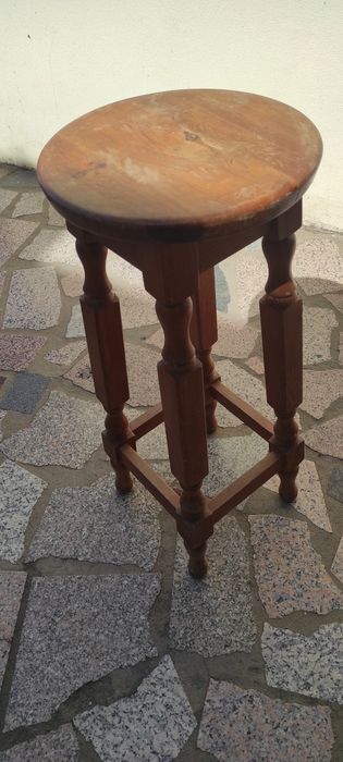 Banco alto de madeira