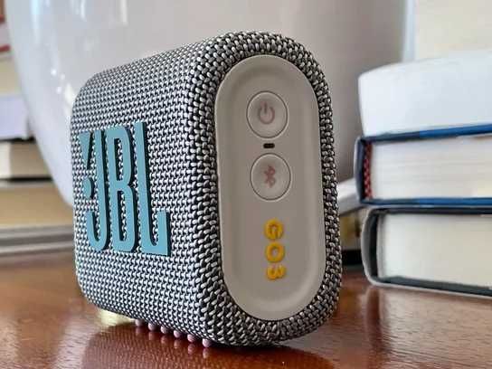 Nowy głośnik Bluetooth JBL GO 3 w kolorze szaro-różowym.