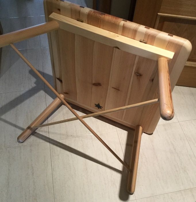 MESA com tampo rebatível para sala ou quarto de criança