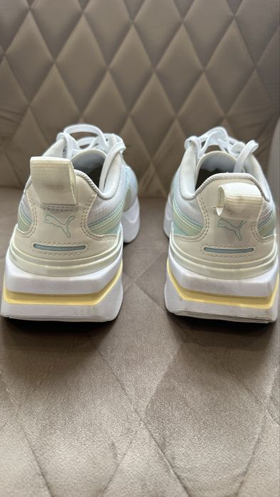 Кроссовки женские