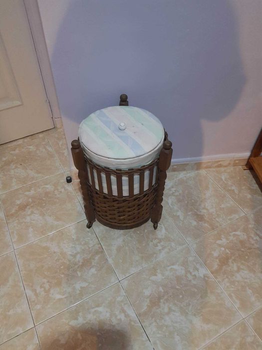 Caixa de Costura com 3 pernas em Vime anos 70