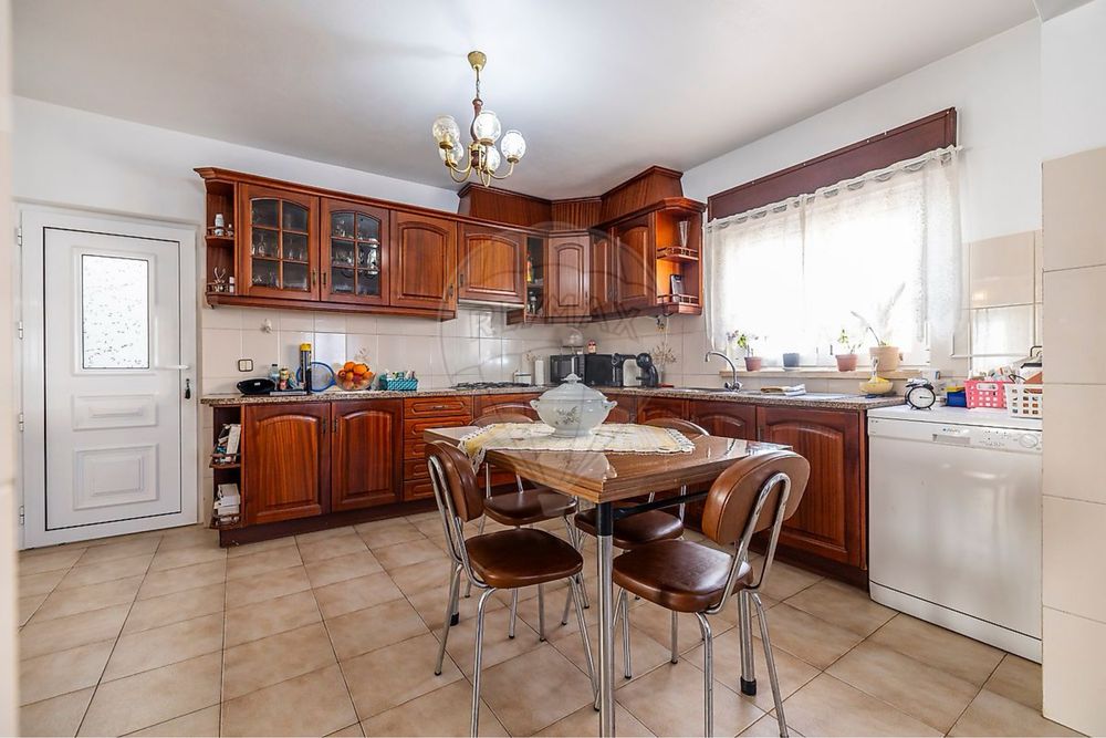 Moradia com Duas Casas Independentes – Oportunidade Imperdível!