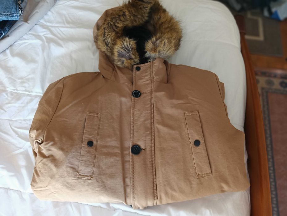 Casaco acolchoado c/ capuz em pelo - Bershka