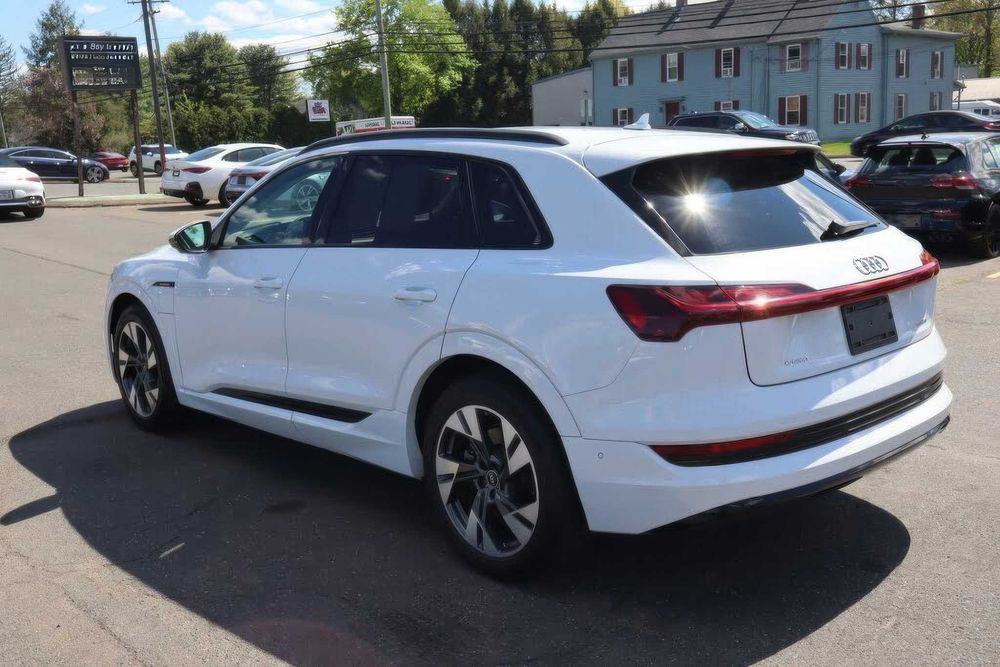 Audi E-Tron      2022
