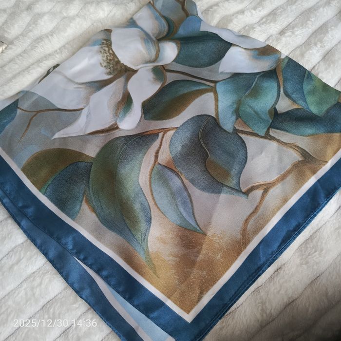 Nowa apaszka jak jedwab lilie 70 x 70