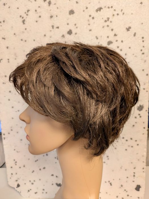 Peruka Krótkie włosy – fryzura bob/pixie, elegancka, ładnie ułożona.