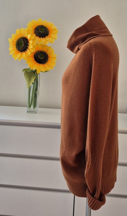 Brązowy sweter z golfem profilowany rękaw