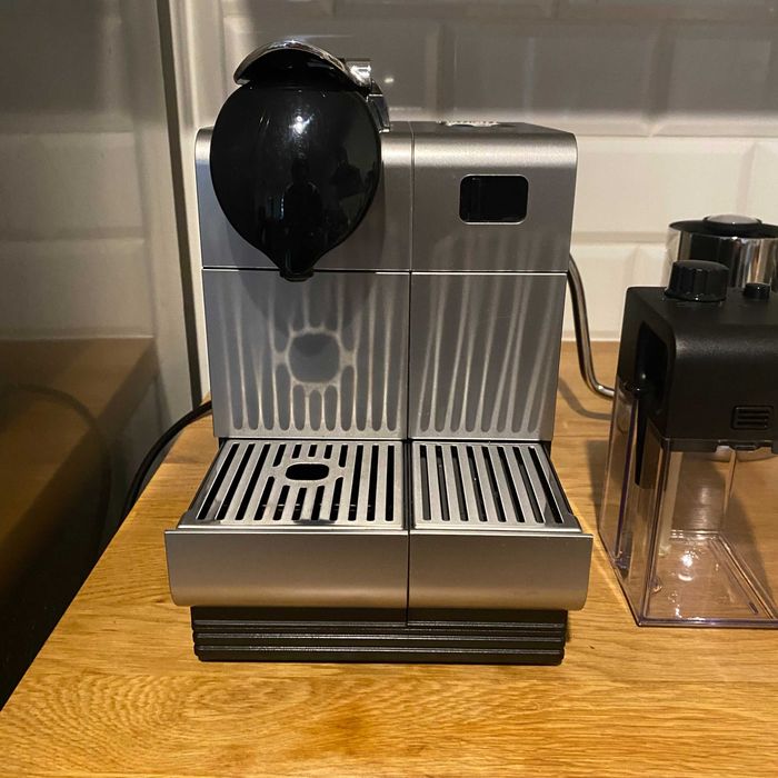 Ekspres kawa Nespresso DeLonghi Lattissima+ EN 520.S + kapsułki