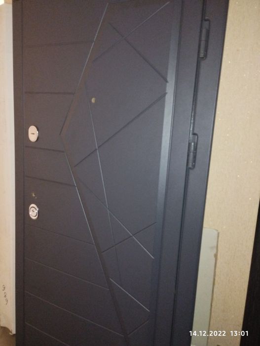 Вхідні двері нові праве відкривання