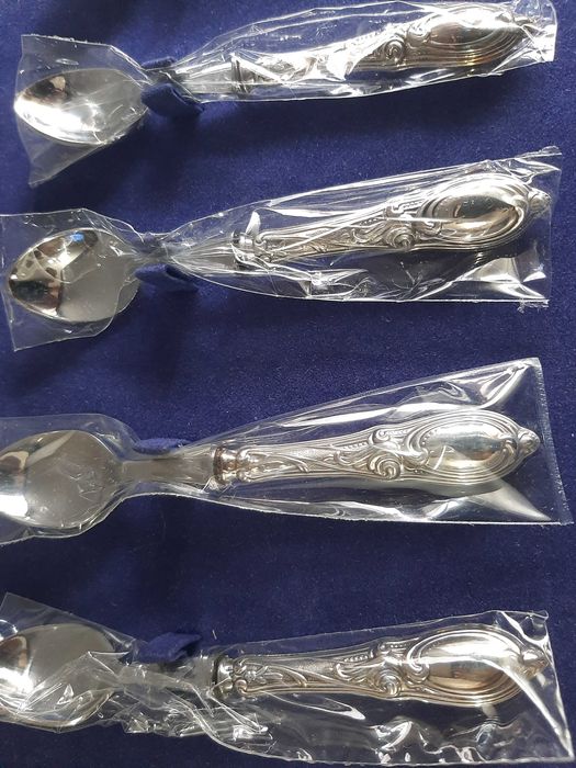 Caixa Conjunto de 6 Colheres de Sobremesa em Prata