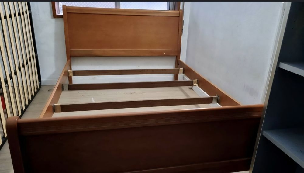 Cama casal de madeira