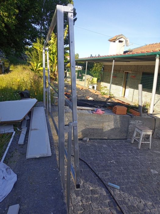 Vários modelos de estendais novos galvanizados com rodas.