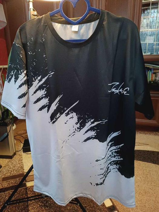 Футболка з абстрактним принтом