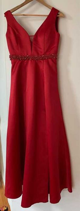 Vestido comprido de festa com pérolas na frente