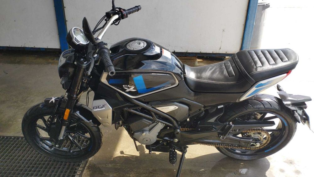 Moto pouco usada