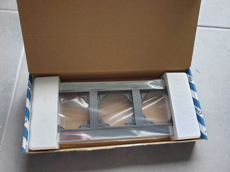 Ramka 3-krotna Efapel 90930 TRS srebrny Logus 90 Metallo