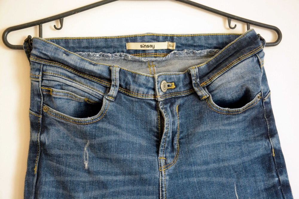Spodnie jeansowe z dziurami Sinsay